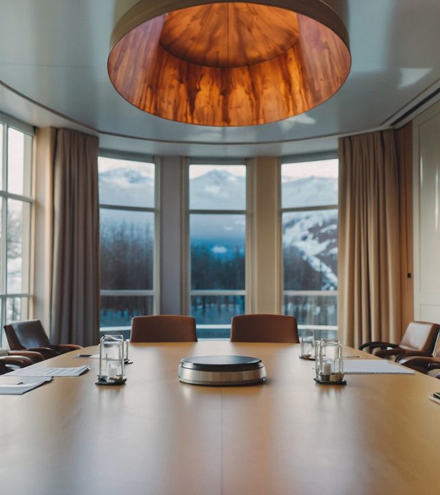 Leonardo_Kino_XL_Elegant_closed_conference_room_with_chairs_No_0 Leonardo_Kino_XL_Elegant_closed_conference_room_with_chairs_No_0